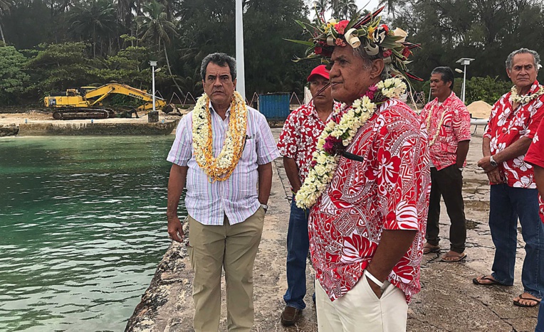 En déplacement aux Australes, à Rimatara, le président Edouard Fritch a visité, avec le maire de l’île, le chantier de réfection du débarcadère de Mutuaura.