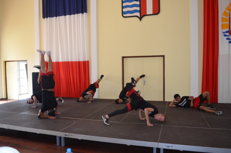 Six groupes concourront dans la catégorie "Danse moderne". Sur la photo, on retrouve la prestation du groupe "Breaking Motion" de Pirae.