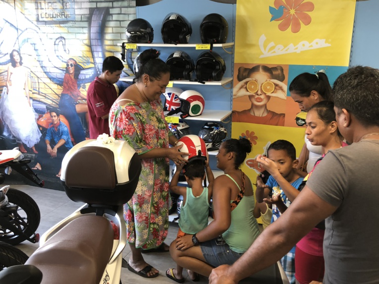 Ils étaient plusieurs dizaines de personnes, accompagnées de leurs enfants, à patienter ce mercredi du côté de Mama'o pour recevoir leur casque.