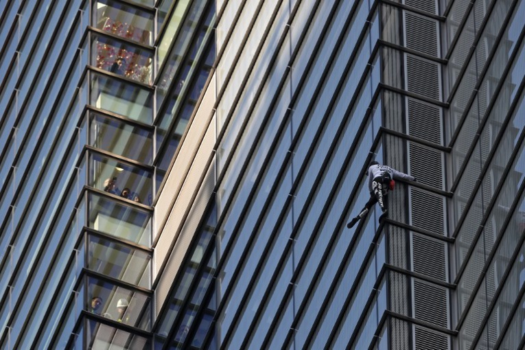 Le spiderman français grimpe au sommet d'une tour de la City Le spiderman français grimpe au sommet d'une tour de la City