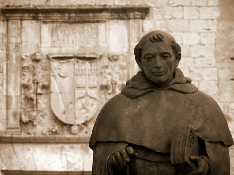 La statue de Tomas de Berlanga orne le devant des ruines du palais du marquis de Berlanga, dans la commune de Berlanga de Duero (Castille et Leon, Espagne). La statue de Tomas de Berlanga orne le devant des ruines du palais du marquis de Berlanga, dans la commune de Berlanga de Duero (Castille et Leon, Espagne).