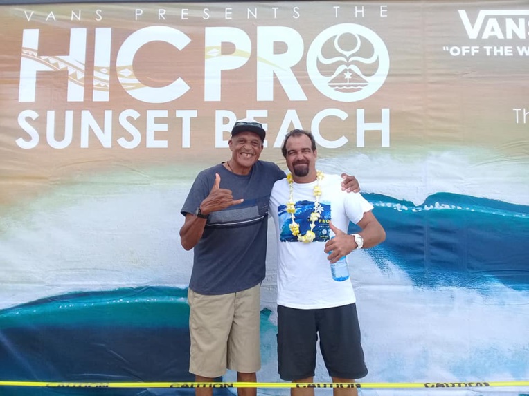 Yann Duhaze, à droite, est à Hawai'i actuellement Yann Duhaze, à droite, est à Hawai'i actuellement