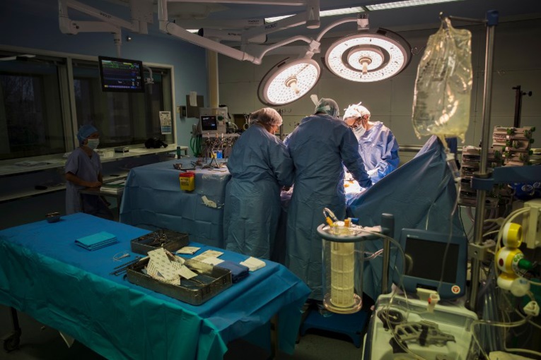 Les casques de réalité virtuelle entrent au bloc opératoire