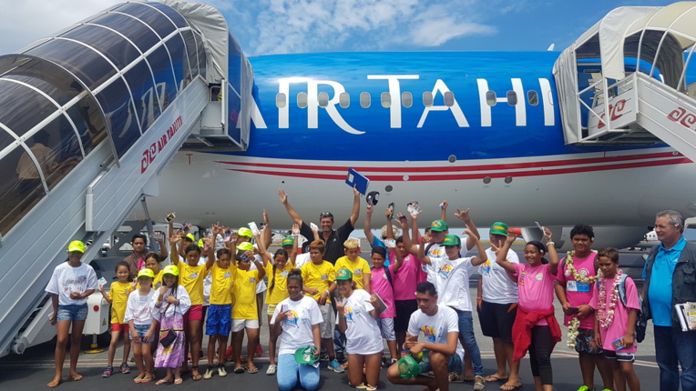 Le survol des Raromatai offert à 29 jeunes sportifs