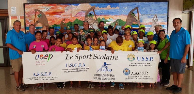 Le survol des Raromatai offert à 29 jeunes sportifs