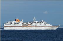 Deux Paquebots  de passage dans les eaux polynésiennes