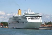 Deux Paquebots  de passage dans les eaux polynésiennes