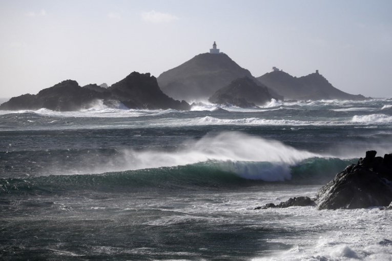 La Corse en alerte rouge aux vents, première offensive de l'hiver sur le Massif central La Corse en alerte rouge aux vents, première offensive de l'hiver sur le Massif central