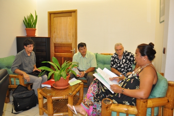 La Ministre Lana TETUANUI a pris connaissance des formations professionnelles proposées dans le catalogue 2011 de la CCISM Formation.