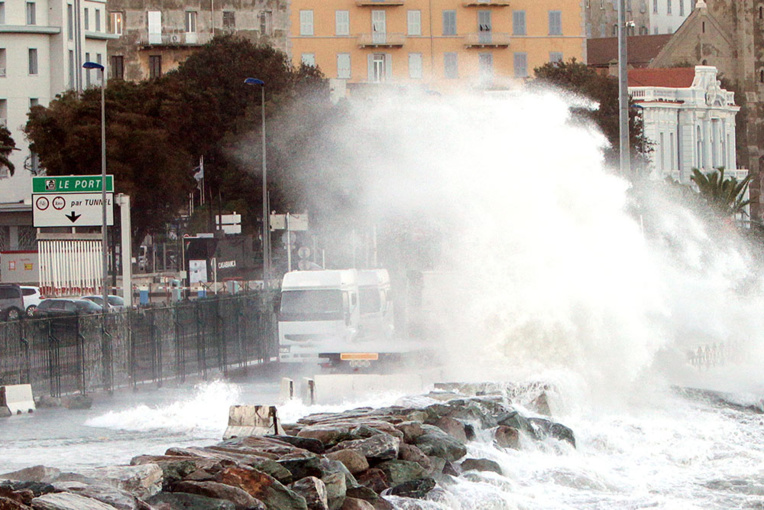 Tempête en Corse: un blessé grave, encore 7.000 foyers privés d'électricité
