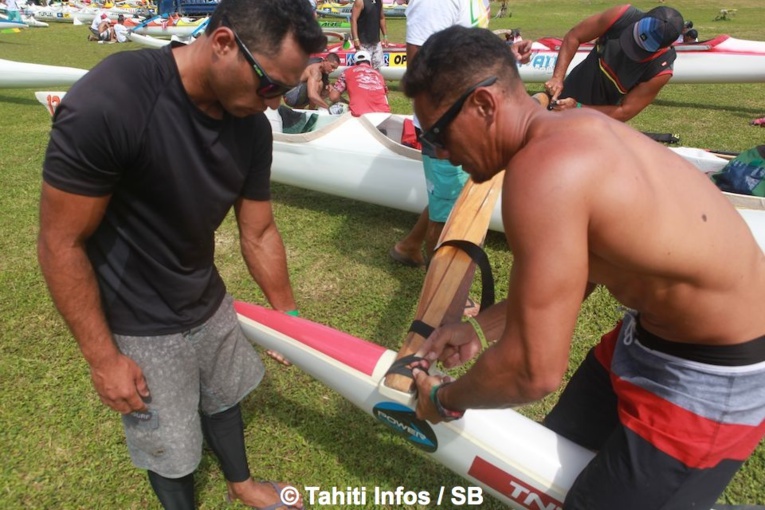 On effectue les attaches en caoutchouc On effectue les attaches en caoutchouc