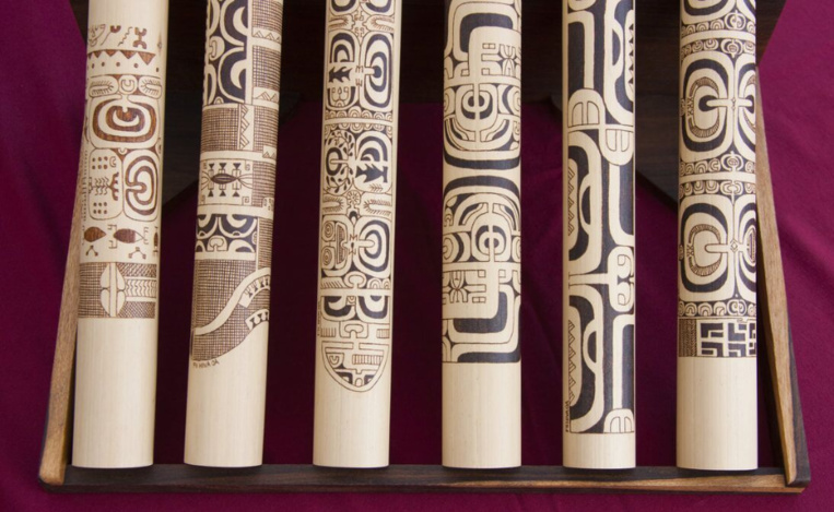 Les bambous gravés des Marquises, proches des bâtons gravés de l’île de Pâques. Si l’on ne peut pas parler d’écriture aux Marquises, peut-être que des contacts extérieurs à l’île de Pâques ont permis aux Pascuans de franchir le pas et de concevoir, à partir de leurs symboles, une véritable écriture… Les bambous gravés des Marquises, proches des bâtons gravés de l’île de Pâques. Si l’on ne peut pas parler d’écriture aux Marquises, peut-être que des contacts extérieurs à l’île de Pâques ont permis aux Pascuans de franchir le pas et de concevoir, à partir de leurs symboles, une véritable écriture…