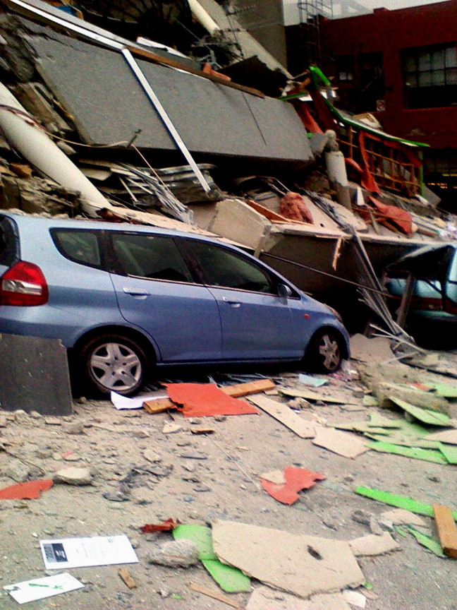 Une voiture prise sous les décombres ( photo pad)