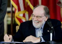 Le Gouverneur d’Hawaii, Neil Abercrombie, promulgue la loi sur le pacte d’union civile