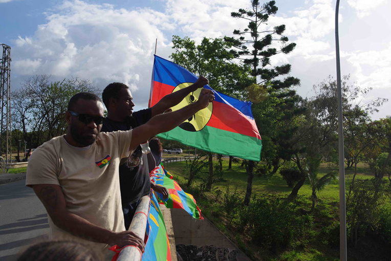 La Nouvelle-Calédonie reste française... et indépendantiste La Nouvelle-Calédonie reste française... et indépendantiste
