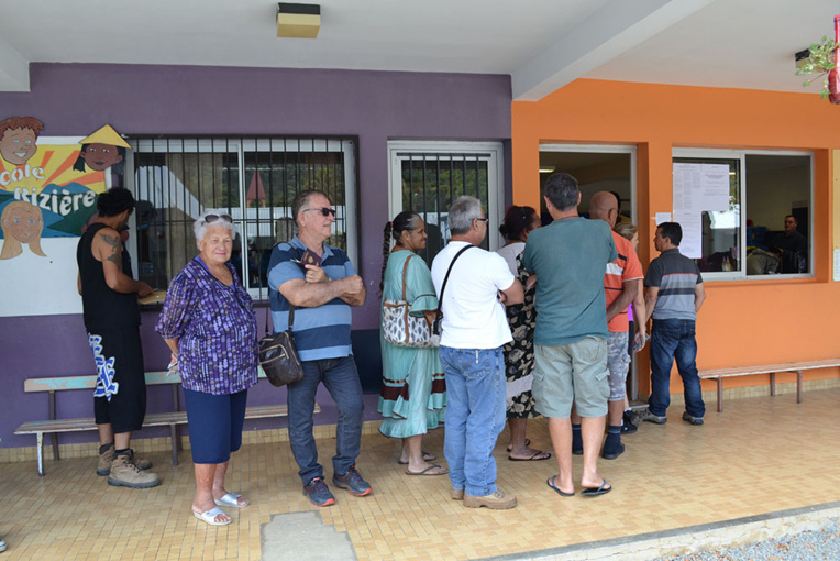 La Nouvelle-Calédonie reste française... et indépendantiste La Nouvelle-Calédonie reste française... et indépendantiste