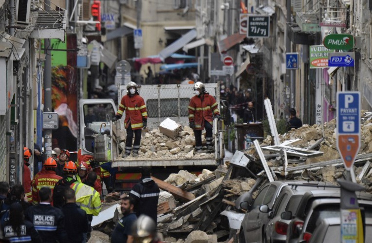 "Course contre la montre" après l'effondrement de deux immeubles à Marseille