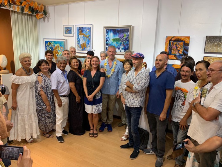 Les invités et artistes se pressent autour de l'acteur Lambert Wilson Les invités et artistes se pressent autour de l'acteur Lambert Wilson