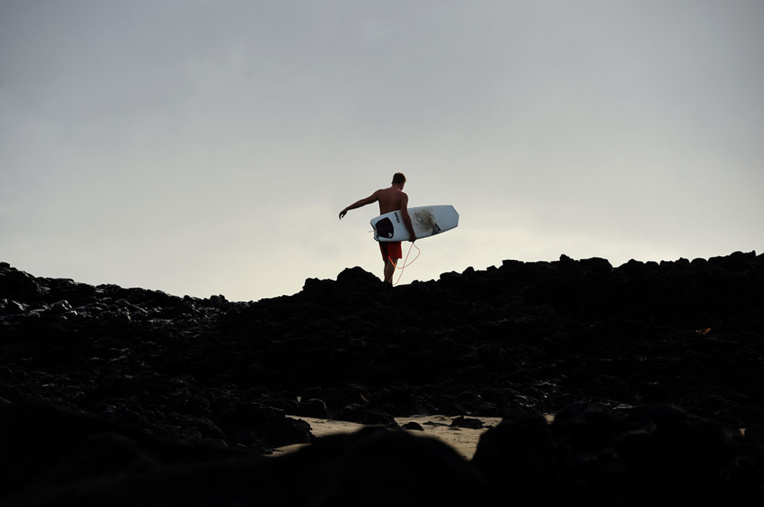 Australie: Un surfeur repousse un requin à coups de planche