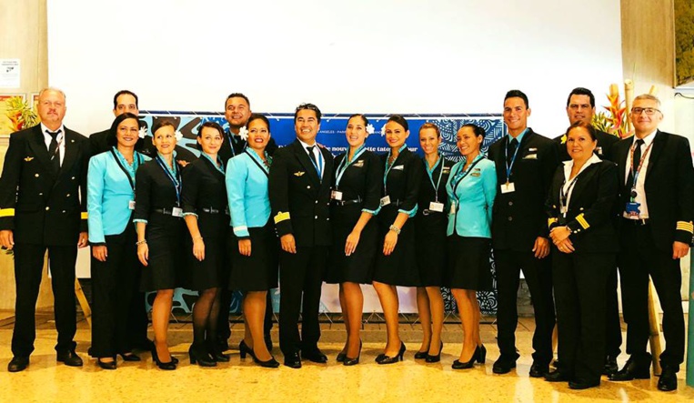 Une partie de l'équipage pour le premier vol commercial. Une partie de l'équipage pour le premier vol commercial.