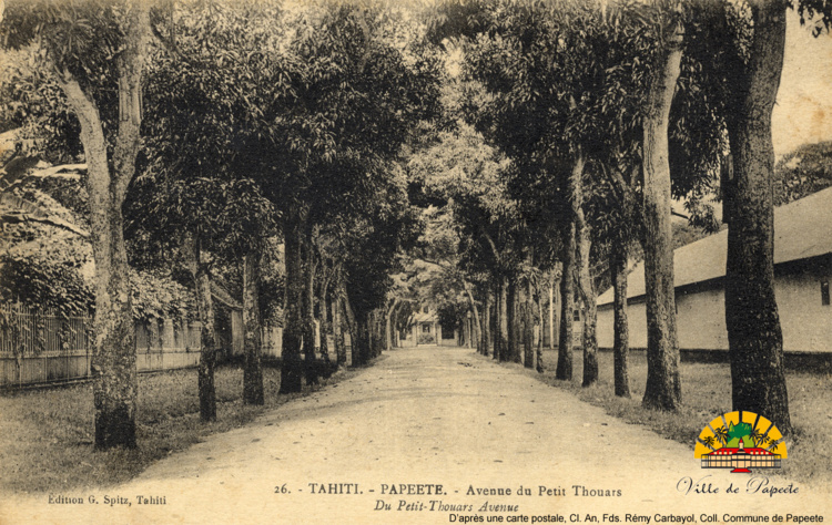 Avenue du Petit-Thouars vers 1910. Crédit : D'après une carte postale, Cl. An, Fds. Rémy Carbayol, coll. Commune de Papeete