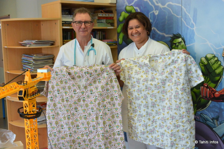 Ces deux prototypes de blouse ont été présentés aux soignants du service pédiatrie. L'un a des motifs qui représentent des singes, tandis que l'autre représente des hiboux. Chaque soignant aura ses blouses personnalisées. (à gauche le docteur Pasche, à droite Mme Joussin. Ces deux prototypes de blouse ont été présentés aux soignants du service pédiatrie. L'un a des motifs qui représentent des singes, tandis que l'autre représente des hiboux. Chaque soignant aura ses blouses personnalisées. (à gauche le docteur Pasche, à droite Mme Joussin.