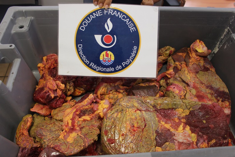 20 kg de viande de tortue trouvés dans le fret d'un bateau venant des Îles Sous-le-vent (crédit : direction régionale des douanes de Polynésie française)