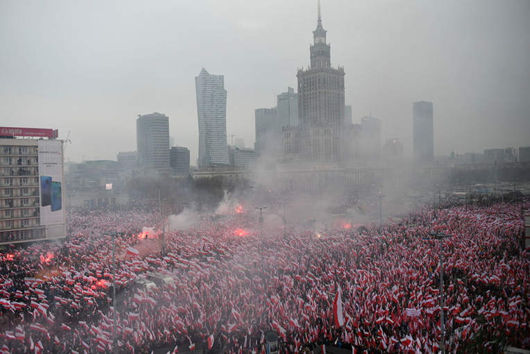 Marée de drapeaux à Varsovie pour les 100 ans d'indépendance polonaise, forte présence de l'extrême droite