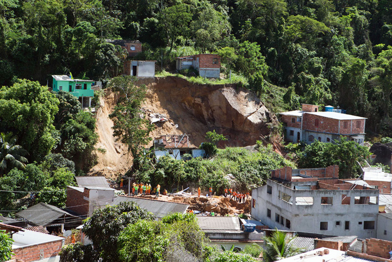 Glissement de terrain près de Rio: le bilan monte à 14 morts