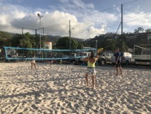 On joue avec une balle de tennis plus soft. Ce qui donne lieu à des échanges généralement très rapides, contrairement au tennis et au badminton. On joue avec une balle de tennis plus soft. Ce qui donne lieu à des échanges généralement très rapides, contrairement au tennis et au badminton.