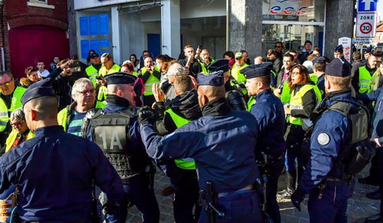 "Gilets jaunes": le gouvernement n'acceptera aucun "blocage total" le 17 novembre, affirme Castaner "Gilets jaunes": le gouvernement n'acceptera aucun "blocage total" le 17 novembre, affirme Castaner