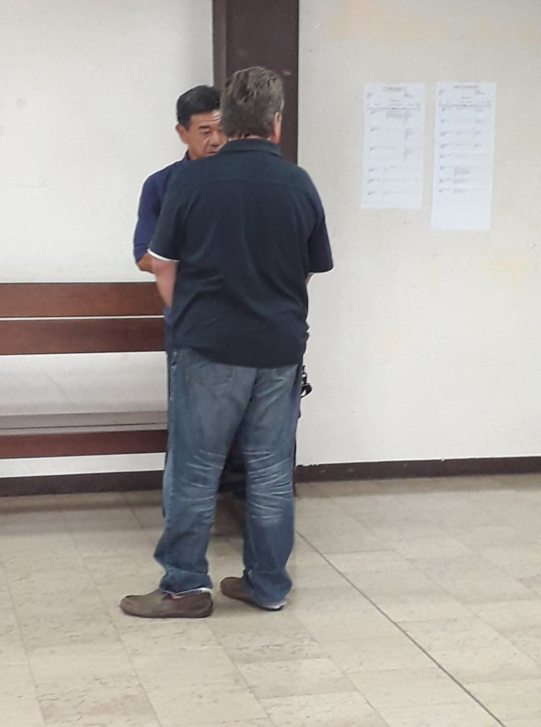 Le prévenu avec son conseil, Me James Lau. Le prévenu avec son conseil, Me James Lau.