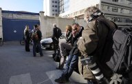 Des journalistes attendent devant le tribunal de Marseille