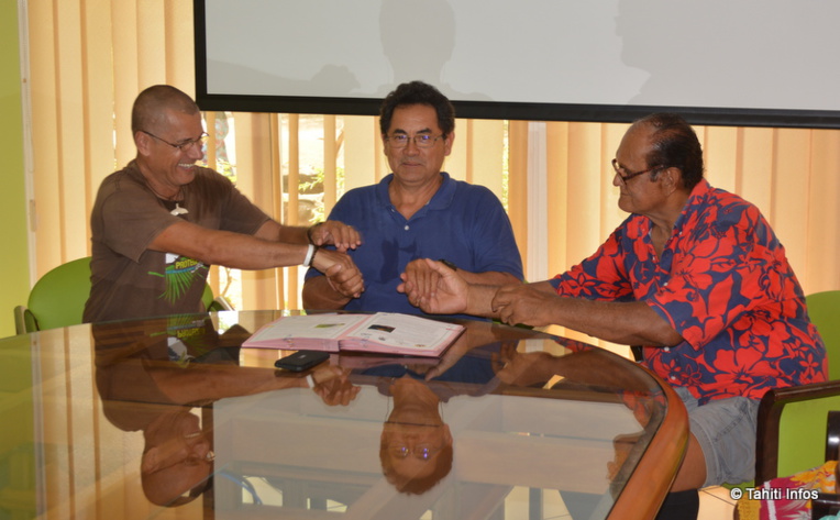 Les communes de Punaauia et de Paea ont signé une convention avec la SOP Manu pour aider à la protection du Monarque de Tahiti contre les espèces invasives. (à gauche Roberto Luta, président de la SOP manu, au milieu Simplicio Lissant, maire de Punaauia, et à droite Bertho Roomataaroa, du conseil municipal de Paea)