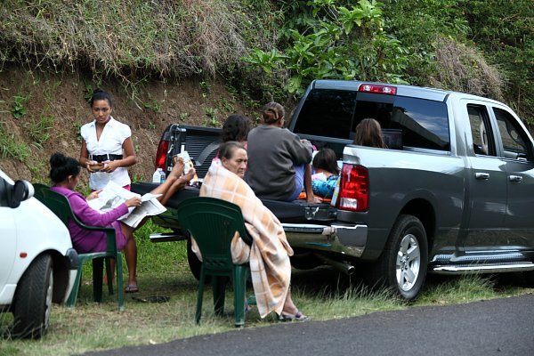 Sur cette photo de Serge Simo, la population s'organise ( Papeete 4h30 du matin)