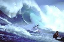 Les surfeurs de Malibu imperturbables face au tsunami californien