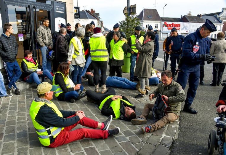 Les "gilets jaunes" promettent une "France bloquée" samedi pour défier le gouvernement