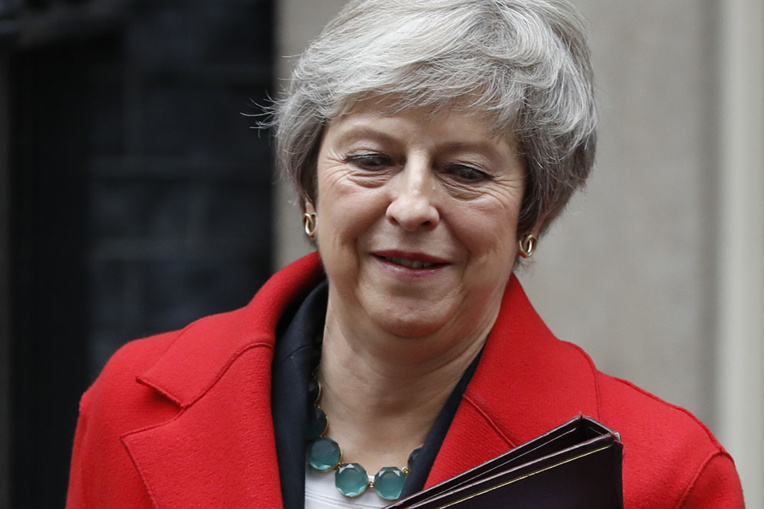 Theresa May lutte pour sa survie sur le Brexit