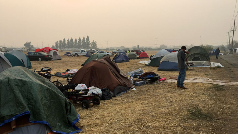 Californie: camper dans le froid après avoir fui l'incendie