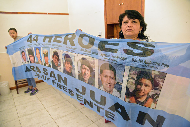 Argentine: un an après, le douloureux mystère du sous-marin disparu