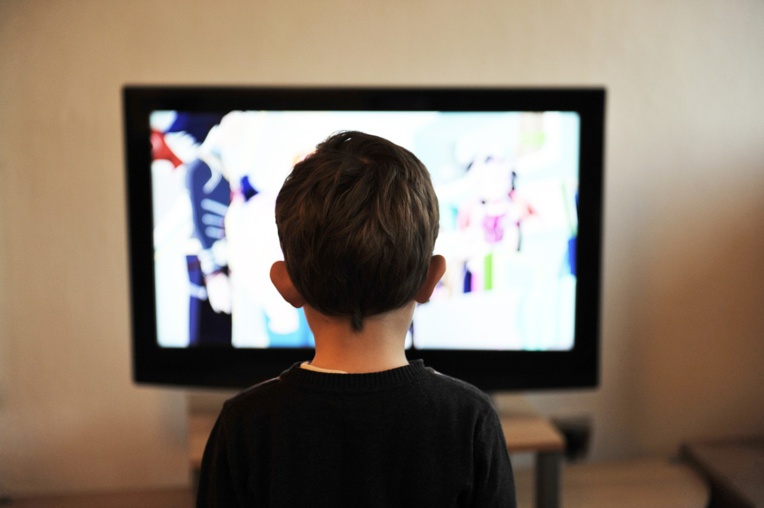 Sexe et sang à la TV: le CSA pousse les parents à engager le dialogue avec leurs enfants