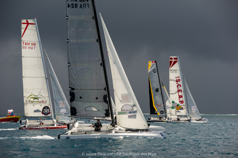 La course se déroule dans le décor féerique des îles sous le vent La course se déroule dans le décor féerique des îles sous le vent