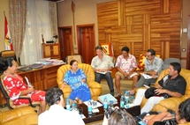 De gauche à droite : mesdames Lucie Tiffenat et Raymonde Raoulx, messieurs Tony Adams, Jean Tama, et Angelo Frebault