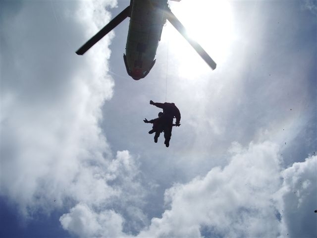 Le Super Puma a hélitreuillé les gendarmes jusqu'au site. Crédit photo: Gendarmerie