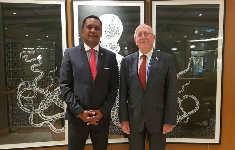 Le ministre de l’Economie verte, Tearii Alpha, avec l'ambassadeur de France en Papouasie-Nouvelle-Guinée, Philippe Janvier-Kamiyama. Présidence de la Polynésie française