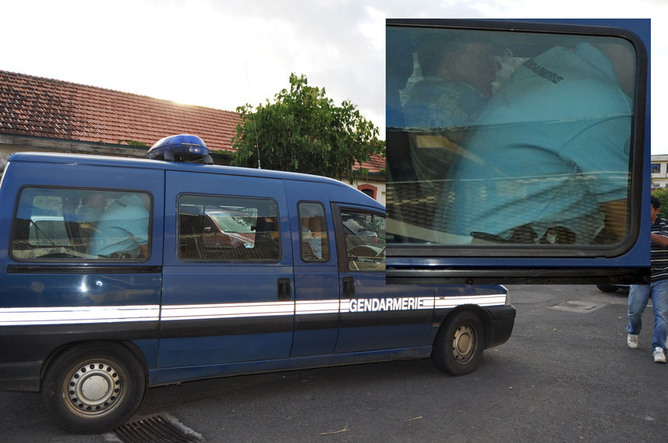 Jean-Paul Barral, ancien PCA de l'OPT, emmené par les gendarmes à l'issue de son audition par le juge d'instruction à Papeete, le jeudi 17 mars.