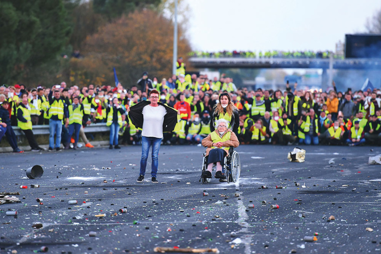 Des "gilets jaunes" moins nombreux ciblent les autoroutes et les dépôts de carburant Des "gilets jaunes" moins nombreux ciblent les autoroutes et les dépôts de carburant