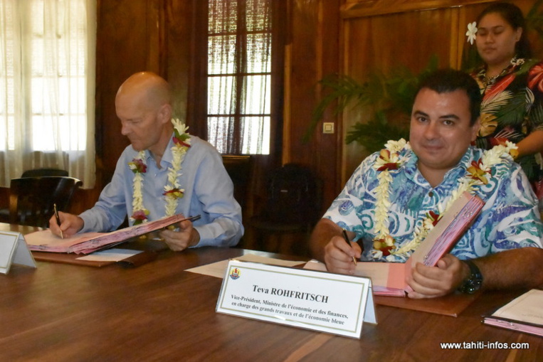 Le vice-président Teva Rohfritsch, ministre de l'Economie et des Finances, lundi matin, en compagnie de Thierry Paulais, directeur de l'AFD en Polynésie française.