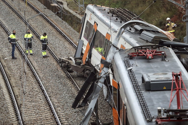 Un train déraille près de Barcelone: un mort et 49 blessés