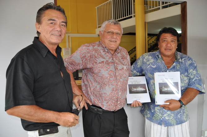 Léon Céran-Jérusalémy (au centre), Josiah Bordes et Manu Richmond.
